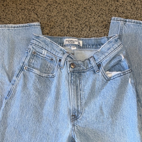 Abercrombie and Fitch, the 90s Street ultra high-rise - Picture 9 of 13